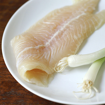 White-fish-fillet-and-scallions