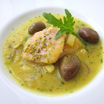 Filetto di trota salmonata allo zafferano con olive e rucola