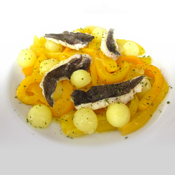Filetti di pesce passera su peperonata e patate novelle