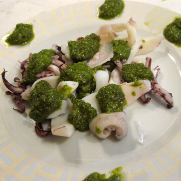 Calamari con pesto  di basilico