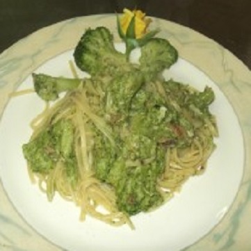 Linguine ammollicate con roselline di broccoli e acciughe.