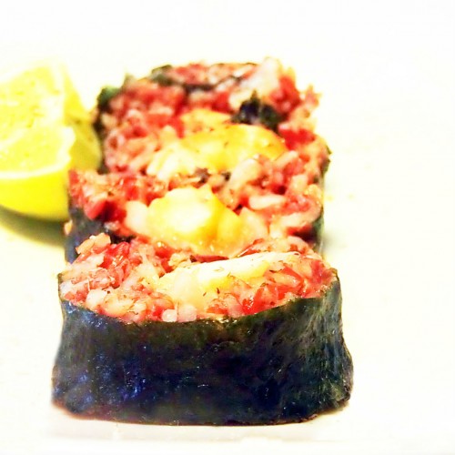 Maki sushi, con riso rosso, branzino e gamberetti