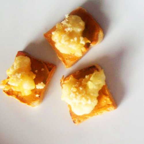 Tartine con patè di ventresca e scampetti in tempura