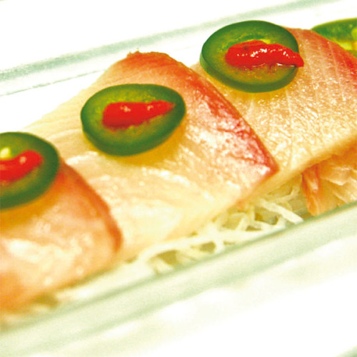 Sashimi di ricciola con salsa piccante e jalapenos