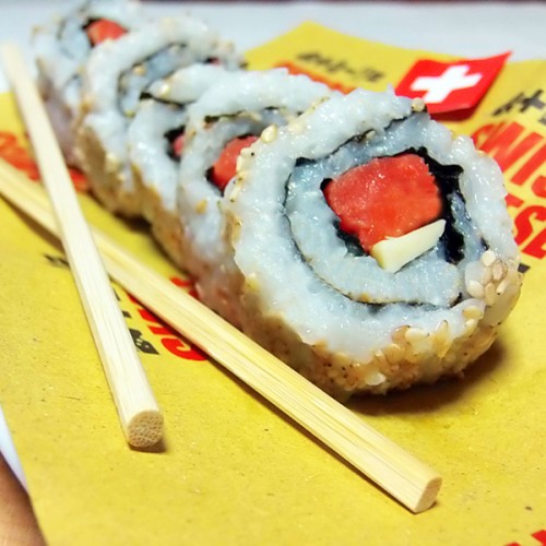 Uramaki sushi con sockeye, mela annurca e gruyère