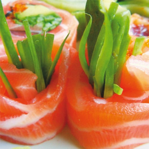 Sashimi di salmone con aceto di mele e verdure