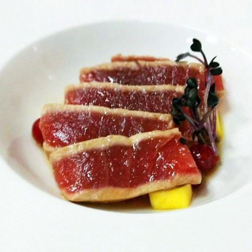 Tataki di tonno con mango fresco e aceto di lamponi