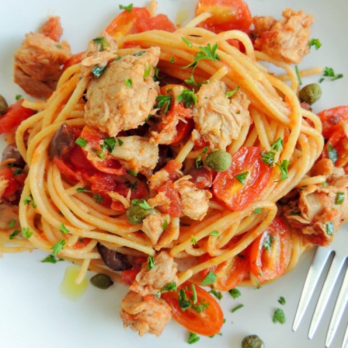 Spaghetti con tonno fresco in olio-cottura, capperi, olive e pomodorini
